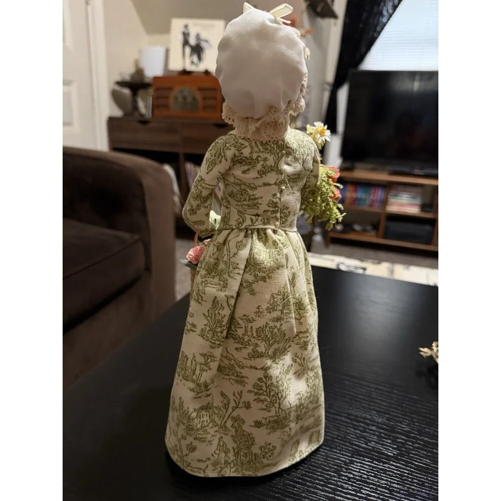 Byers’ Choice Ltd. Colonial Williamsburg “Colonial Spring Woman” 2011